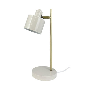Hvid bordlampe med rund fod og lodret messingstang; en justerbar, skråtstillet hvid skærm peger nedad, placeret mod en hvid baggrund med synlig hvid ledning.