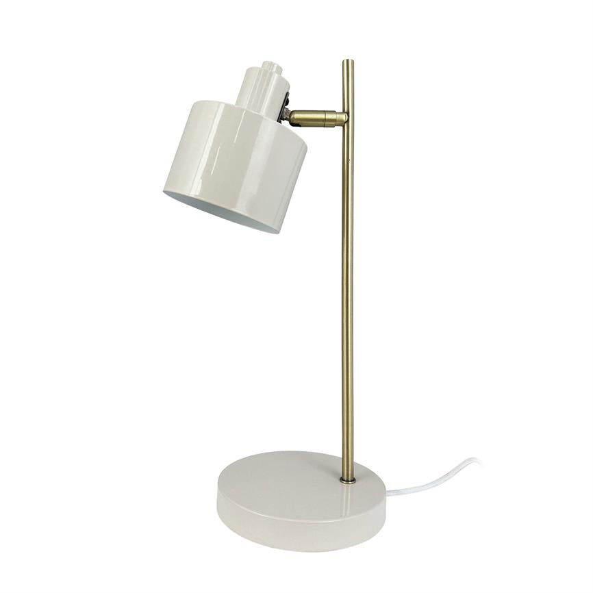 Hvid bordlampe med rund fod og lodret messingstang; en justerbar, skråtstillet hvid skærm peger nedad, placeret mod en hvid baggrund med synlig hvid ledning.
