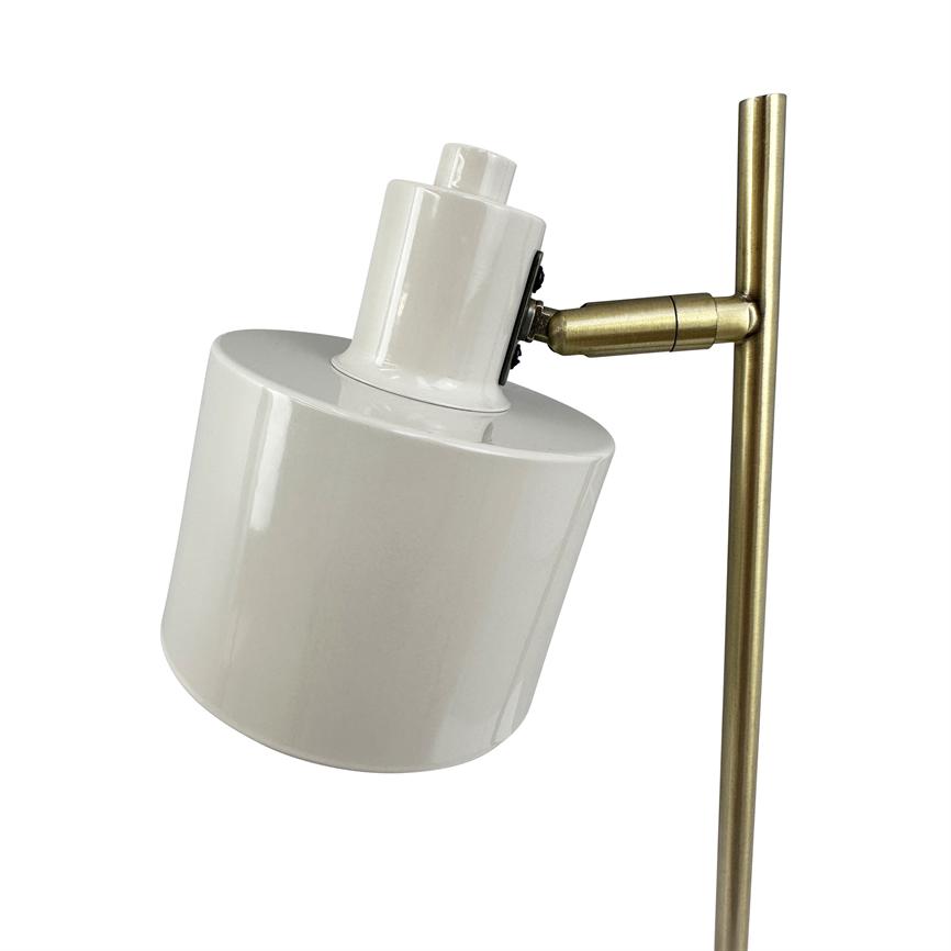 Hvid cylindrisk lampeskærm vipper på et justerbart hængsel, monteret på en lodret messingstang; neutral hvid baggrund fremhæver lampens minimalistiske design.