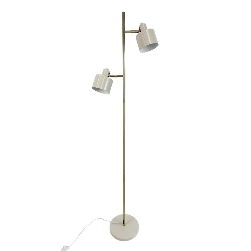 Gulvlampe med to justerbare hvide skærme, monteret på en høj, slank messingfarvet stang og rund hvid bund; skærmene vinklet i forskellige retninger mod en neutral hvid baggrund.