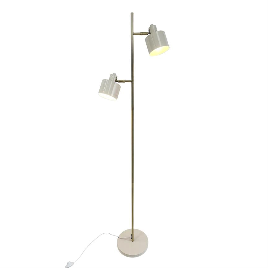 Gulvlampe med to hvide, justerbare skærme monteret på en slank messingstang; den ene vipper nedad, den anden opad. Står på rund fod med synlig hvid ledning mod hvid baggrund.