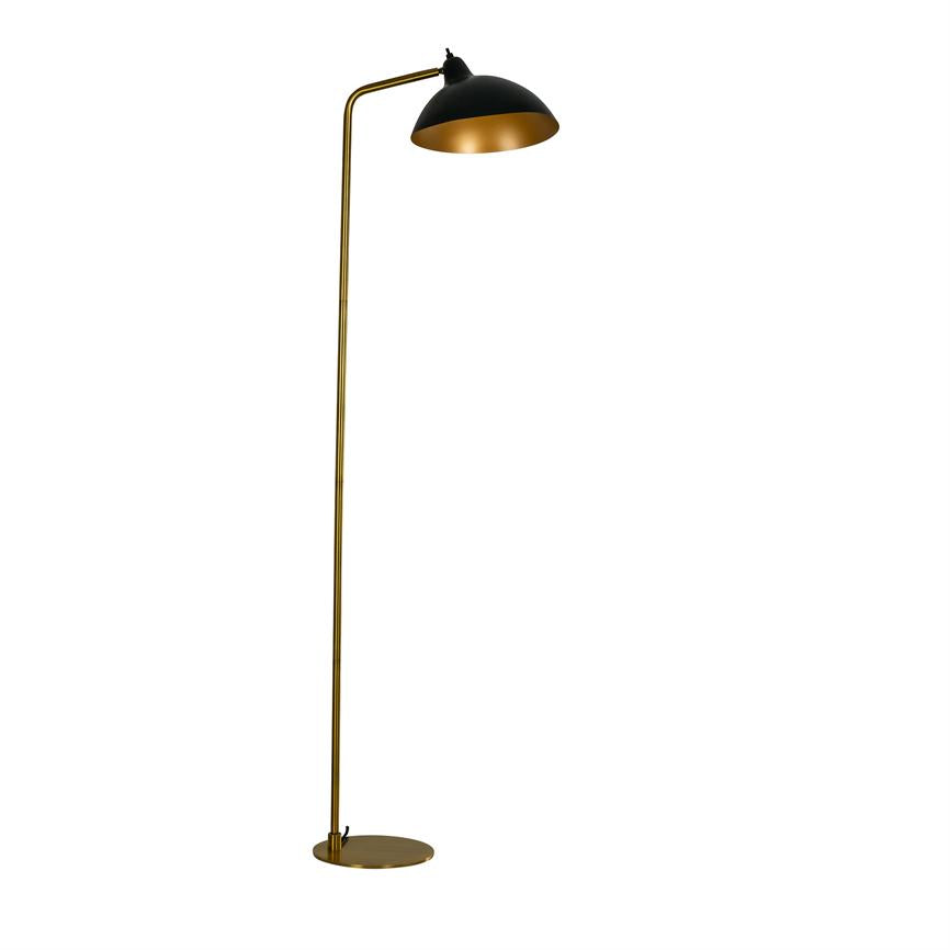 Gulvlampe med tynd gylden stang (objekt), har en sort, halvkugleformet skærm med gylden inderside, vinklet nedad (aktion), placeret alene mod en ren hvid baggrund (kontekst).