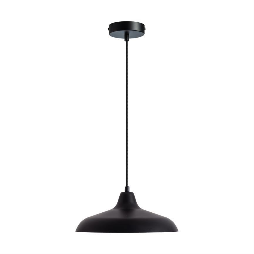 En sort pendel-lampe hænger i en tynd stofomviklet ledning fra et rundt loftfeste; den har en lav, vid, mat skærm og ses mod en ren, hvid baggrund.
