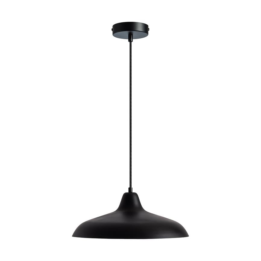 Sort metalpendel hænger i en sort tekstilledning fra et rundt loftbeslag, med en bred, buet skærm pegende nedad mod en ren, hvid og minimalistisk baggrund.