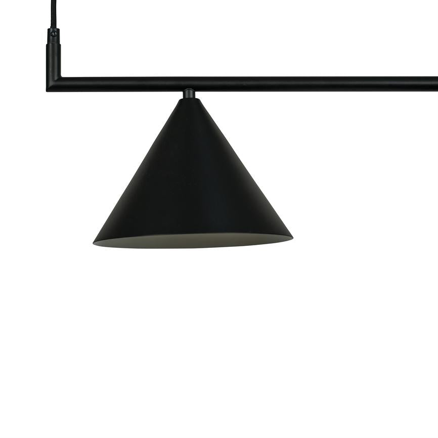 Sort konisk pendellampe hænger fra en vandret metalstang; lampens åbning vender nedad; monteret på en tynd stofklædt ledning mod en ensartet hvid baggrund.