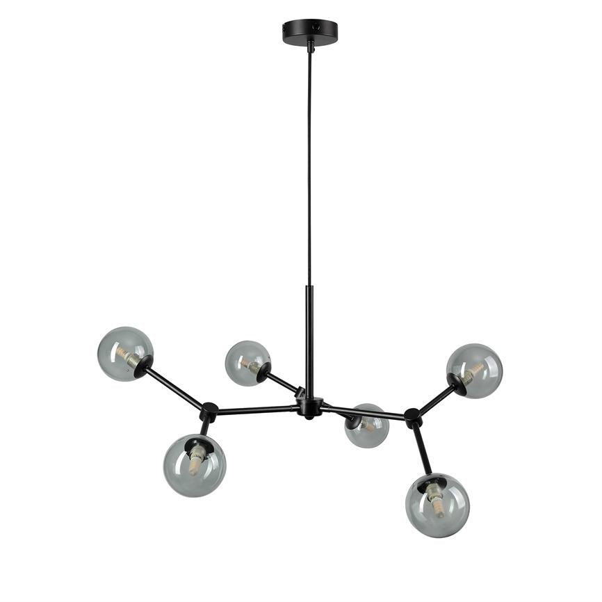 Sort metal loftslampe med seks røgfarvede glaskugler, hænger fra en central stang og fordeler synligt lyskilder asymmetrisk i et moderne, luftigt rum.