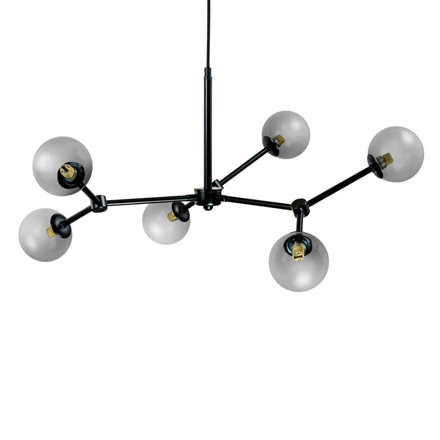 Loftlampe med seks røgfarvede glaskupler, udspændt på sorte metalarme, hængende fra en central stang mod hvid baggrund.