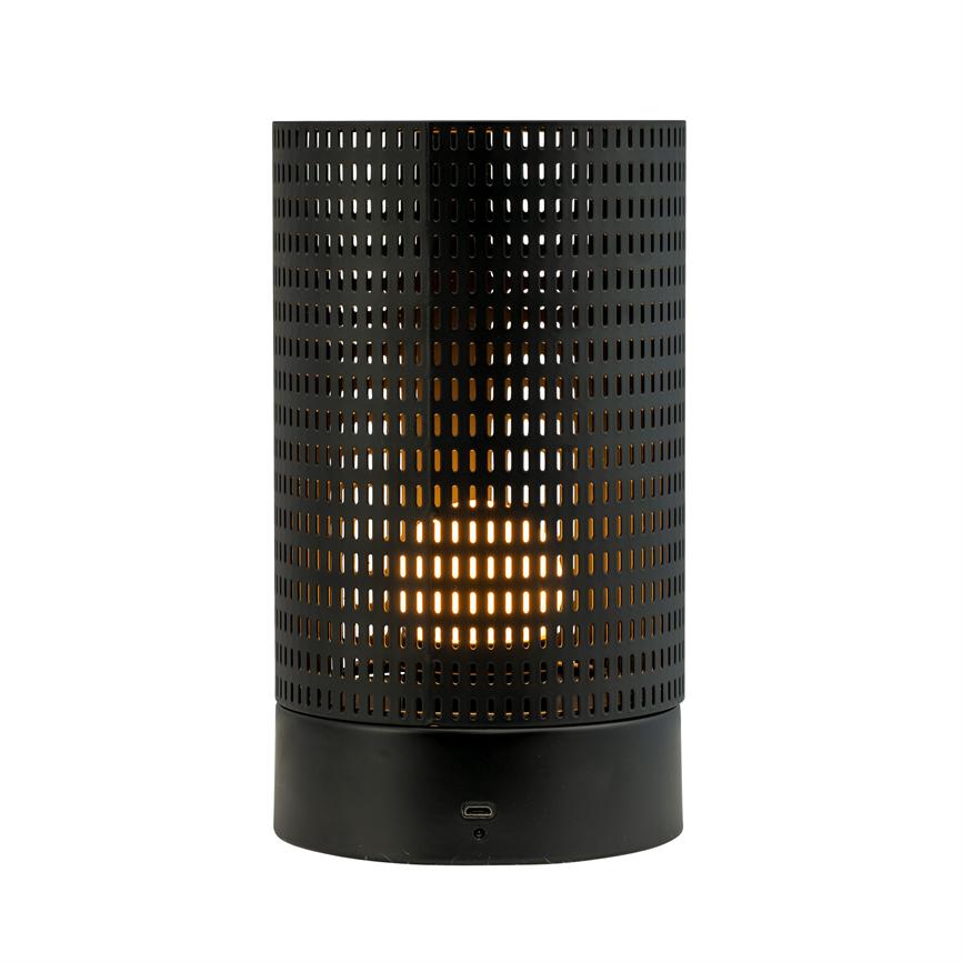 Cylindrisk sort metalbordlampe udsender varmt, gyldent lys gennem rækker af aflange perforeringer; den står på en ensartet hvid baggrund.