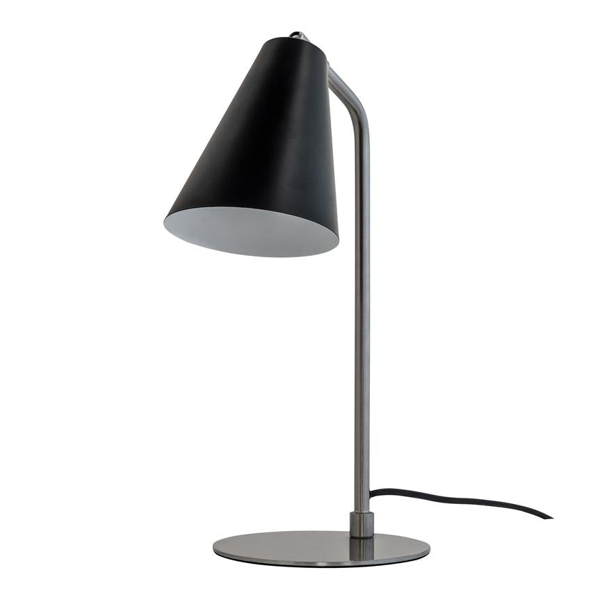 Bordlampe med konisk sort skærm, vendt nedad, monteret på buet stålstang og rund metalfod; sort ledning løber langs hvid baggrund.