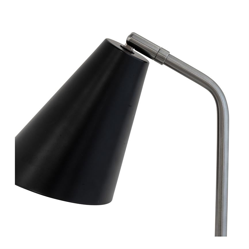Sort konisk lampeskærm peger nedad, hængslet til en buet børstet stålarm; funktionel, justerbar skrivebordslampe mod en neutral hvid baggrund.