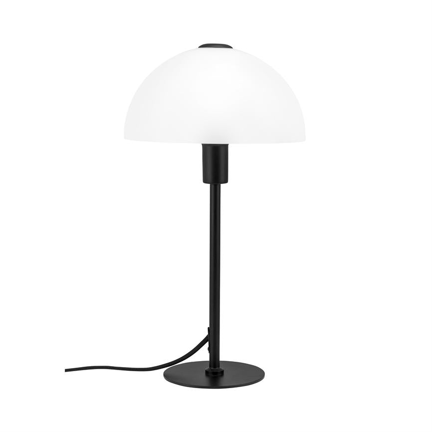 Bordlampe står på en rund sort fod med en sort lodret stang og hvid halvkugleformet skærm; en sort ledning ligger let snoet på hvid baggrund.