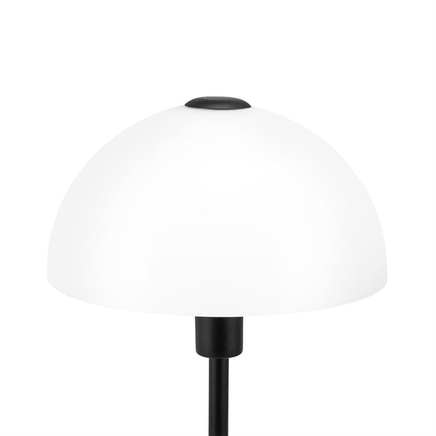 En bordlampe med hvid, halvkugleformet skærm og sort topknap står på en sort stang foran en ren, hvid baggrund.