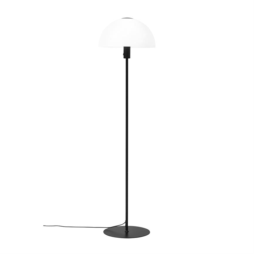 Gulvlampe står oprejst med en halvkugleformet hvid skærm, tynd sort stang og rund sort base; sort strømkabel løber ud på en ensartet hvid baggrund.