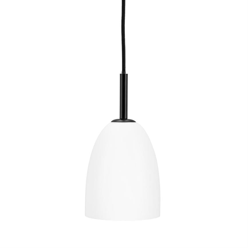 Hvid kuppelformet pendel hænger i en sort stofledning, med sort metalfatning øverst; simpelt, moderne design mod en ensartet hvid baggrund.
