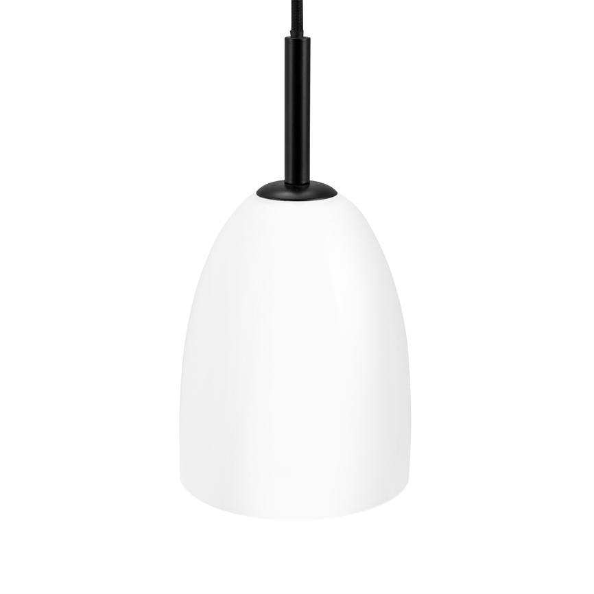 Hvid pendel hænger fra en sort ledning; glat, kuppelformet lampeophæng står i fokus mod en ensartet, hvid baggrund.
