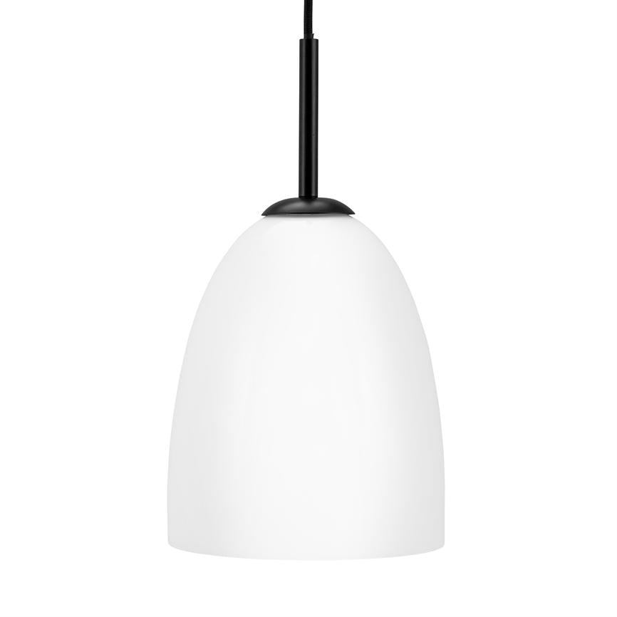Pendellampe med hvid, klokkeformet opalglasskærm hænger i sort ledning og metalophæng, mod en ren hvid baggrund.