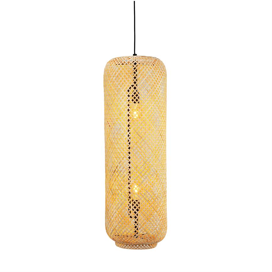 Lang cylindrisk loftlampe i flettet bambus hænger og udsender varmt, gyldent lys gennem mønstrede masker; sort ledning og neutral hvid baggrund.