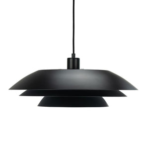 Sort pendellampe hænger i en tynd ledning; skærmen består af tre flade, cirkulære lag, minimalistisk design mod hvid baggrund.