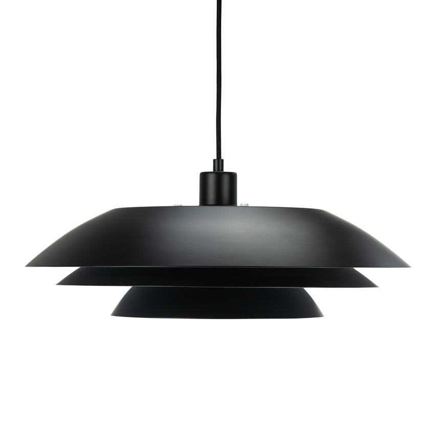 Sort pendellampe hænger i en tynd ledning; skærmen består af tre flade, cirkulære lag, minimalistisk design mod hvid baggrund.