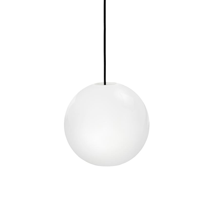 En hvid, glat kugleformet pendellampe hænger i et tyndt sort kabel mod en ensartet hvid baggrund.