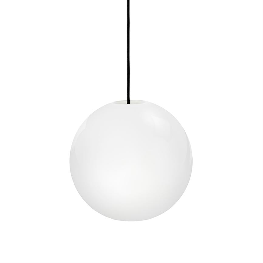 Hvid, kugleformet glaspendel hænger i en sort ledning; den lyse opal-lampeskærm svæver foran en ensartet hvid baggrund i et enkelt, minimalistisk rum.