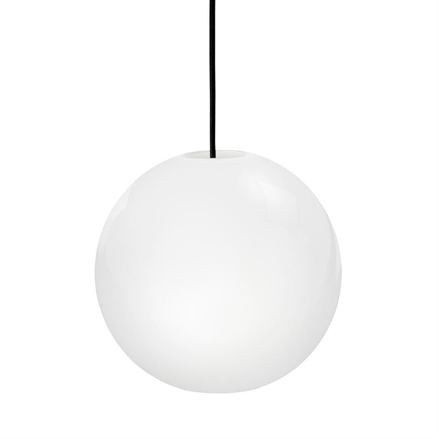 En blank hvid kuglependel hænger i en tynd sort ledning over en ensartet hvid baggrund.