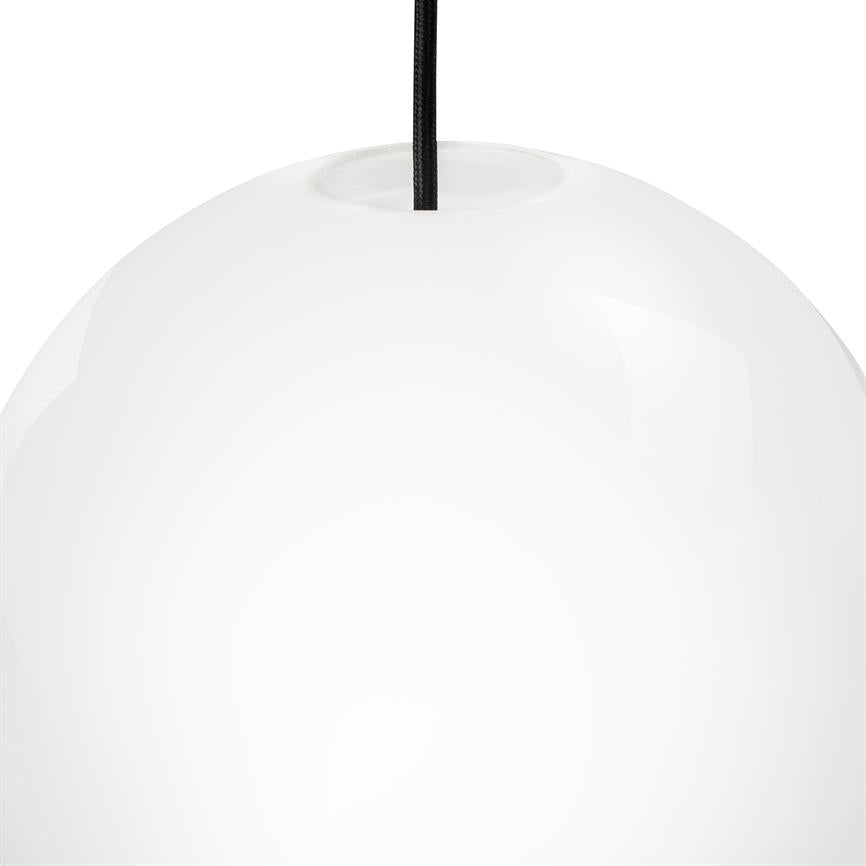 Hvid, glat rund pendellampe hænger i en sort stofledning, set tæt på mod en neutral, hvid baggrund.
