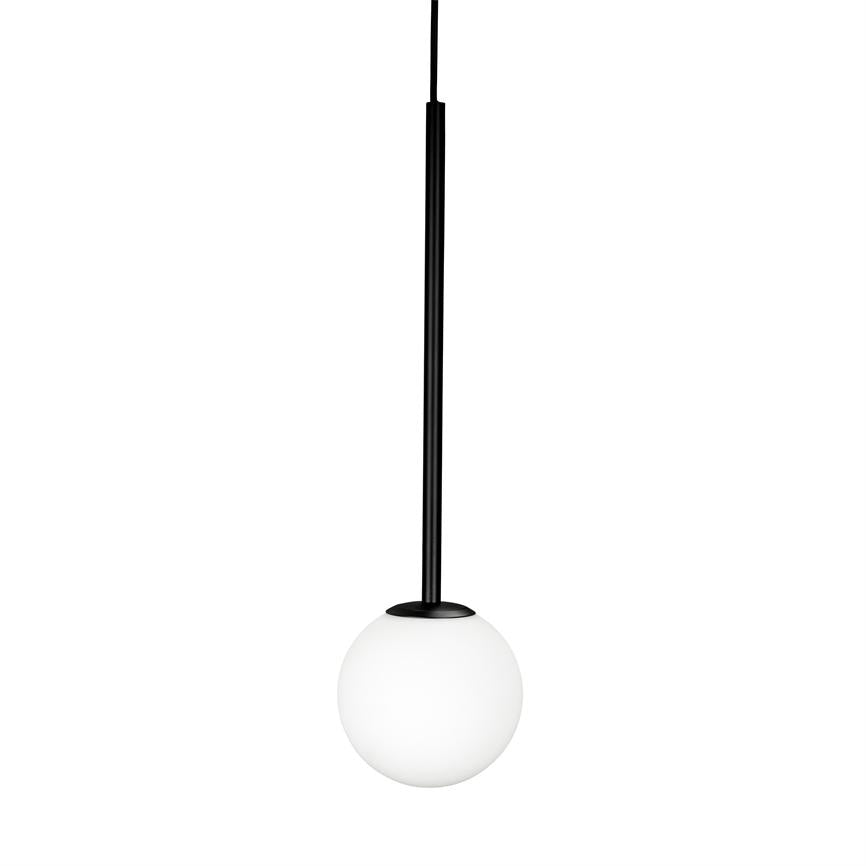 En kugleformet hængelampe hænger i en sort stang og led; hvid opalglaskugle under mat sort fatning mod en ren, hvid baggrund.