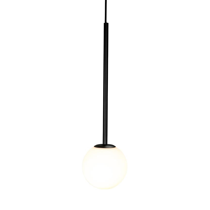 Globuslignende pendel lyser blødt fra en hvid opalglaskuppel; den hænger i en slank sort metalstang mod en ensfarvet hvid baggrund.