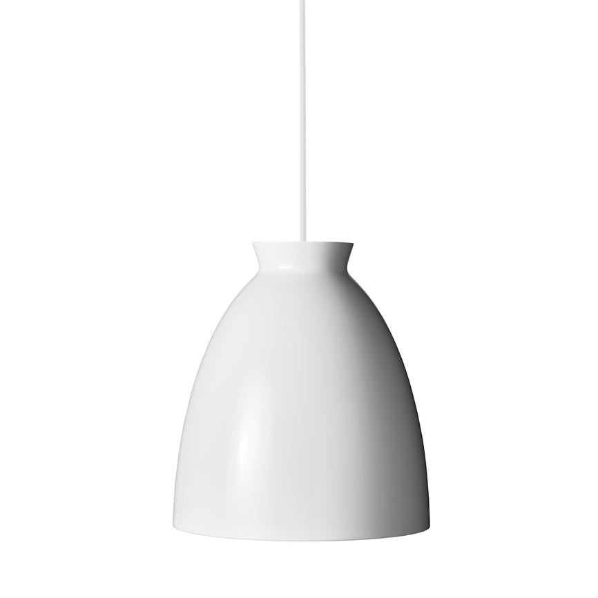 En hvid, blank hængelampe hænger i en tynd ledning, frit ophængt og uoplyst foran en ensartet hvid baggrund i et minimalistisk, studie-lignende miljø.