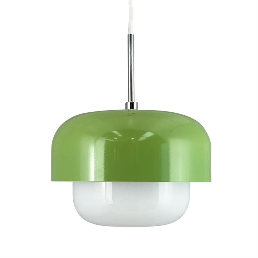 Grøn skålformet pendel hænger i en kromstang og hvid tekstilledning, omslutter en rund hvid opal-diffuser; isoleret mod ensartet hvid baggrund.