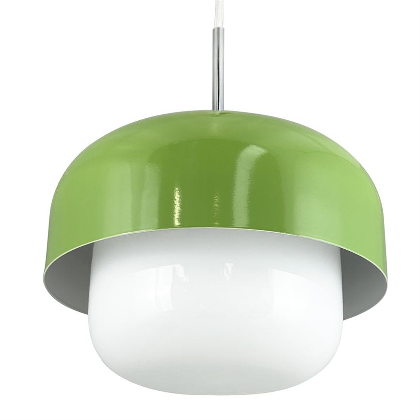 Grøn pendellampe hænger i en tynd sølvstang; blank metalkuppel omslutter en hvid, afrundet glasdiffuser, præsenteret mod en neutral hvid baggrund.