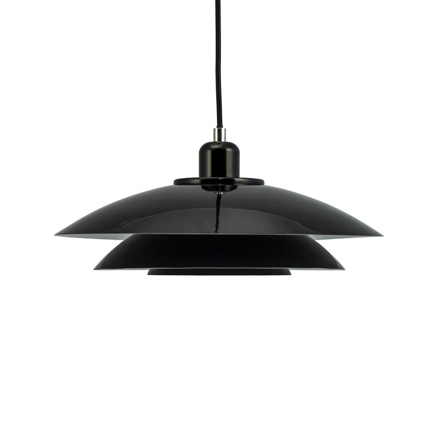 Sort, trelags pendel hænger i en sort stofledning, lamellerne er koniske og lagdelte med glinsende finish; enkel, moderne lampe mod en ren hvid baggrund.