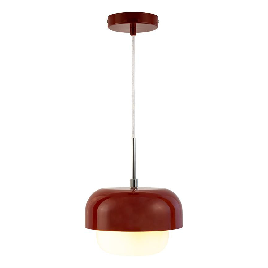 Rød glinsende pendellampe hænger i hvid stofledning fra rundt loftsbeslag; kromstang forbinder den halvkugleformede metalkuppel med den matte hvide diffuser, der udsender varmt, diffust lys mod en hvid baggrund.