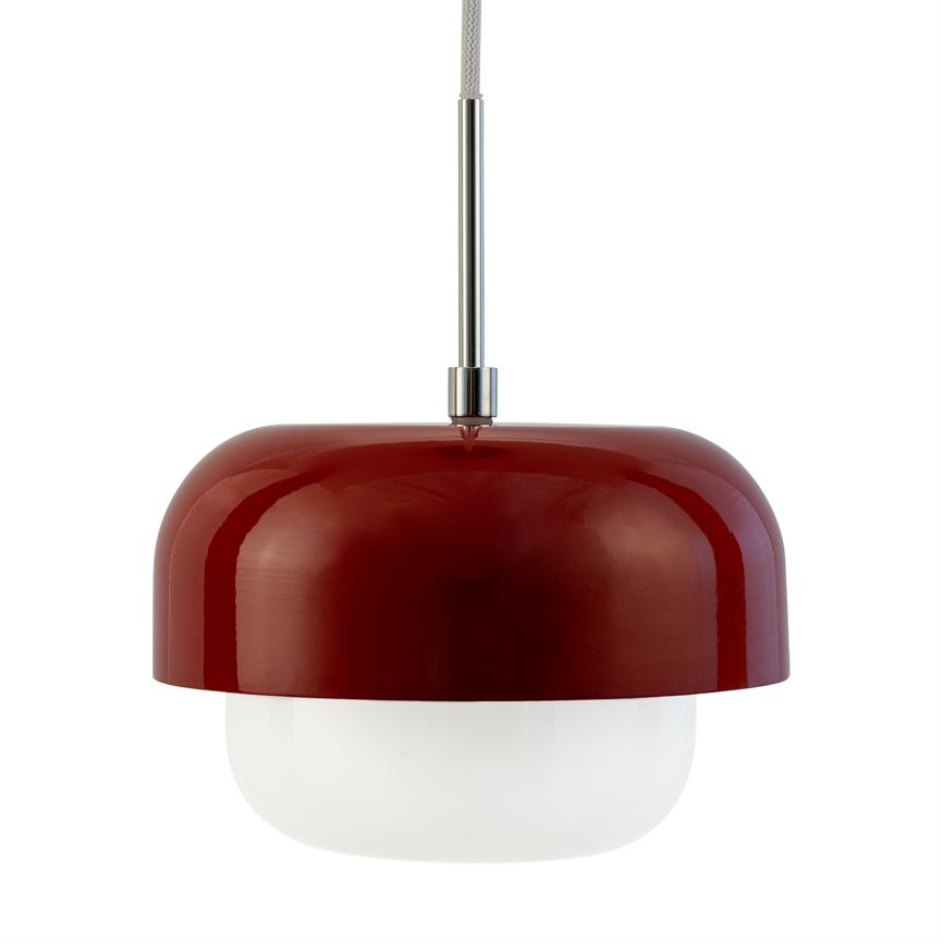 Rød metallisk pendel hænger fra en kromstang over en rund hvid opalglaskuppel; minimalistisk, blank overflade og blød silhuet mod en neutral hvid baggrund.