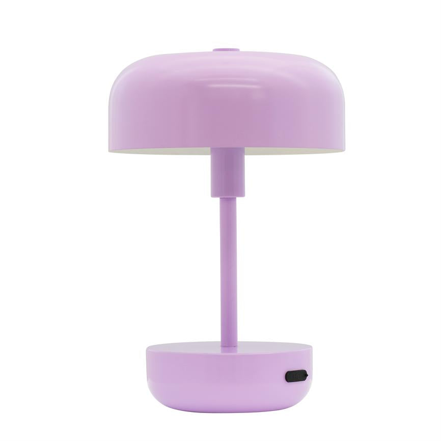Bordlampe i lys lilla står oprejst på en tynd central stang, med rund kuppel-formet skærm og rund base; enkel, modernistisk design på ensartet hvid baggrund.