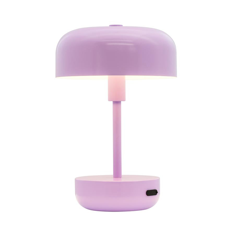 Bordlampe — lilla, skålformet skærm over slank søjle; den udsender blødt, varmt lys og står på en rund fod med tænd/sluk-knap, placeret mod en hvid baggrund.