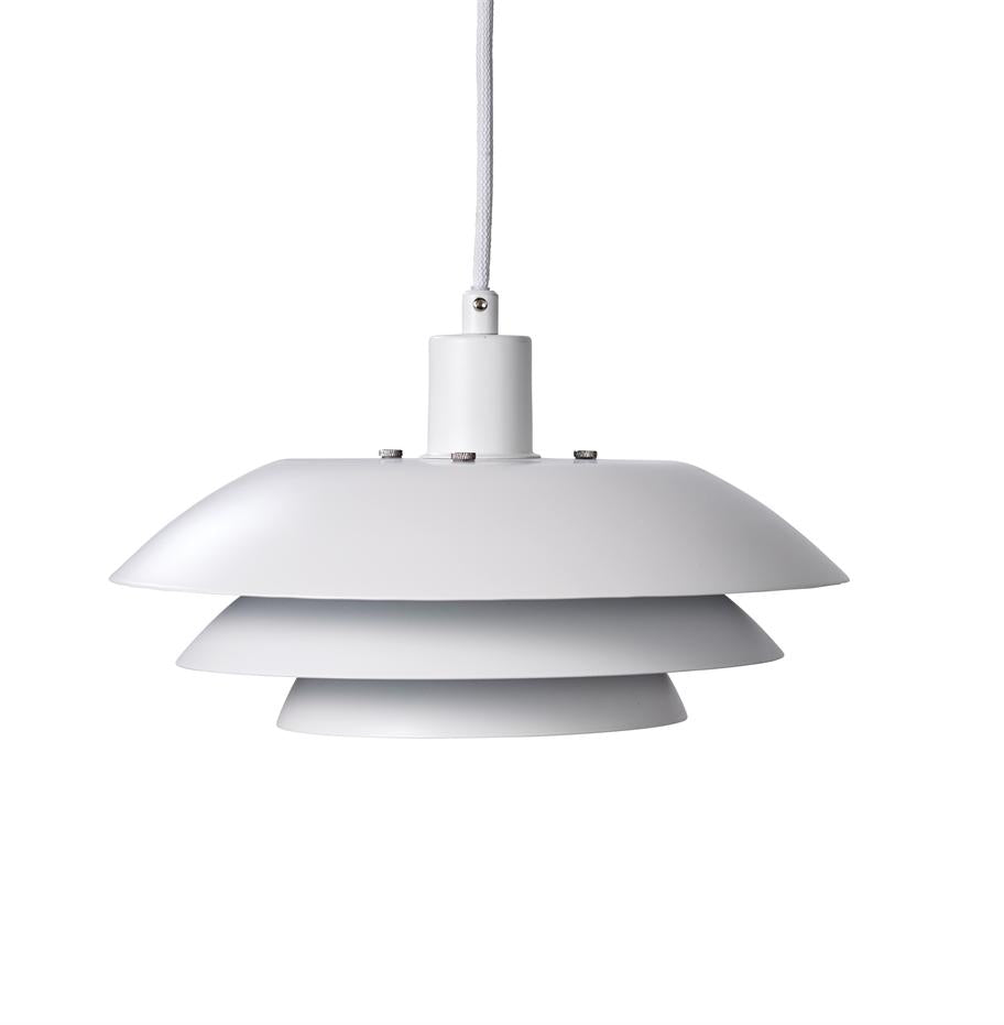 En hvid loftslampe hænger fra et stofindpakket kabel; tre lagdelte, flade skærme af metal skaber et moderne, minimalistisk udtryk mod en ensartet hvid baggrund.