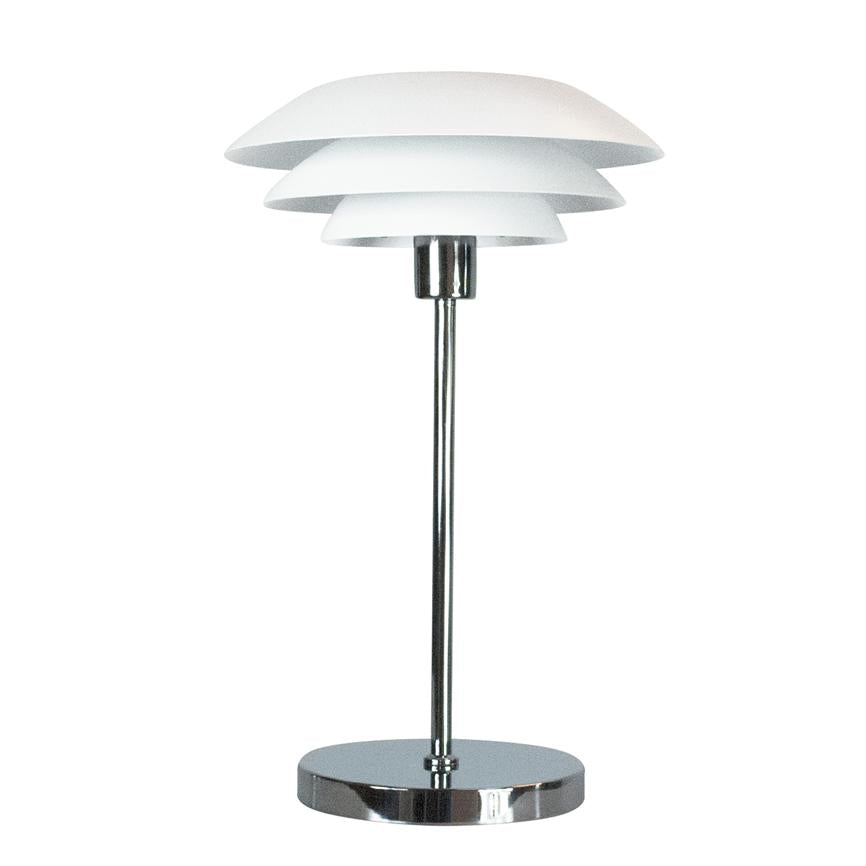 Bordlampe med tre lagdelte hvide skærme, slank kromstand og rund kromfod; står oprejst på ensfarvet hvid baggrund i et minimalistisk, moderne design.