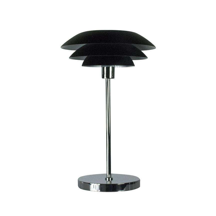 Bordlampe med tre sammenstillede, sorte rundede skærme, monteret på en slank kromstang og rund kromfod; står centralt mod en ensartet hvid baggrund.