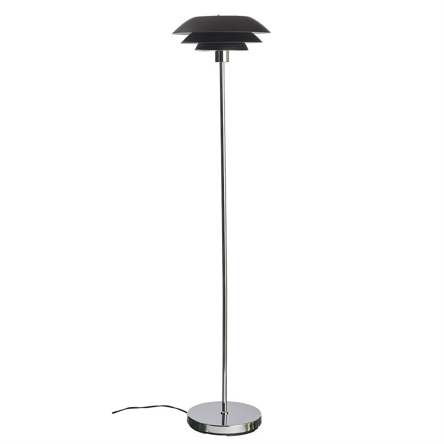 Gulvlampe står oprejst med en slank kromstang og rund kromfod; tre-lags sort lampskærm øverst, sort led ligger løst på hvid baggrund.