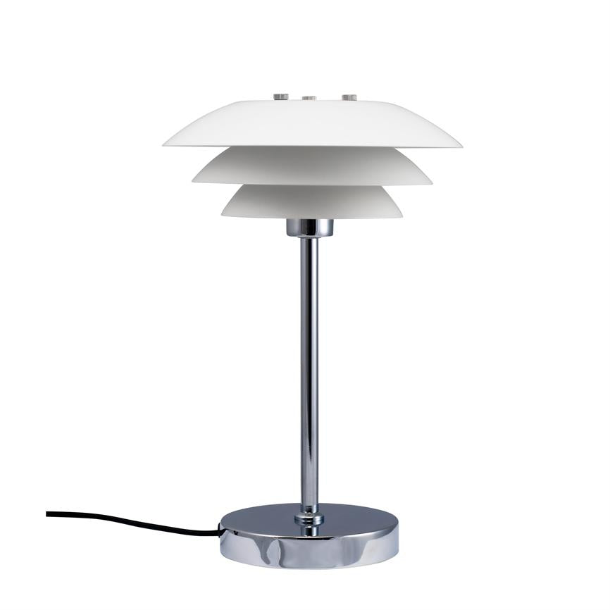 Bordlampe med tre hvide, lagdelte skærme monteret på en slank kromstang; står på rund kromfod med sort ledning, placeret mod en ensartet hvid baggrund.