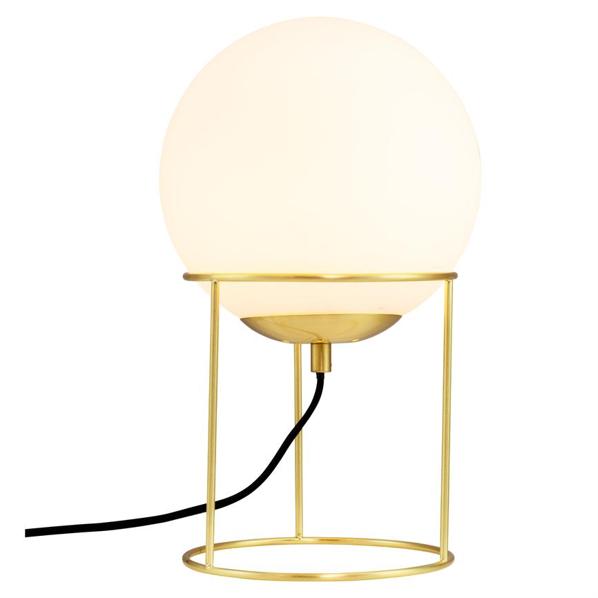 Hvid glaskugle-lampe udsender blødt, varmt lys; den hviler i en gylden, cylindrisk metalramme med sort ledning, placeret foran en neutral hvid baggrund.