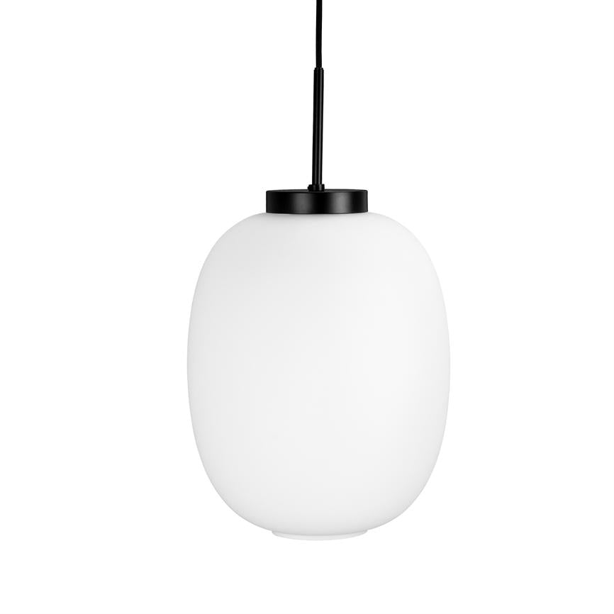 Pendel, en oval hvid opalglaslampe, hænger i en sort ledning fra en sort fatning; rund, glat skærm viser minimalistisk design mod en neutral hvid baggrund.