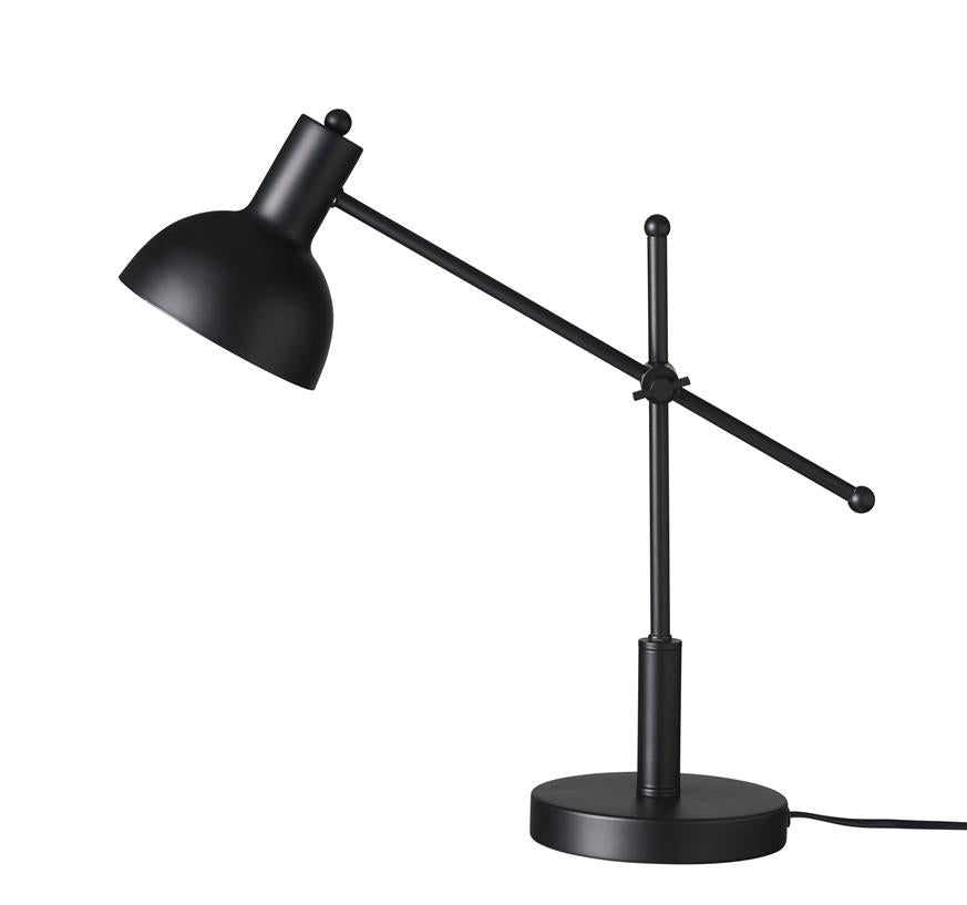 Sort metalbordlampe med halvkugleformet skærm, der peger skråt nedad; justerbar arm monteret på en lodret stang, stående på rund fod med synlig ledning mod hvid baggrund.
