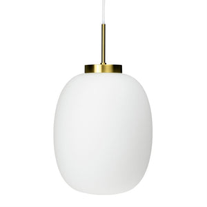 En oval hvid opalglaspendel hænger i en tynd hvid ledning fra en kort, gylden fatning; enkelt, glat design mod en neutral hvid baggrund.