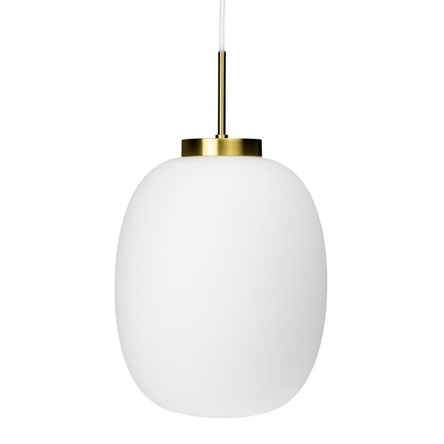 En oval hvid opalglaspendel hænger i en tynd hvid ledning fra en kort, gylden fatning; enkelt, glat design mod en neutral hvid baggrund.