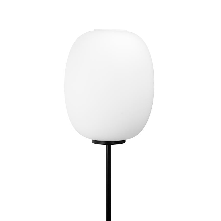 En hvid, oval lampeskærm står monteret på en tynd sort metalstang; enkel mat overflade og neutral hvid baggrund uden andre genstande.