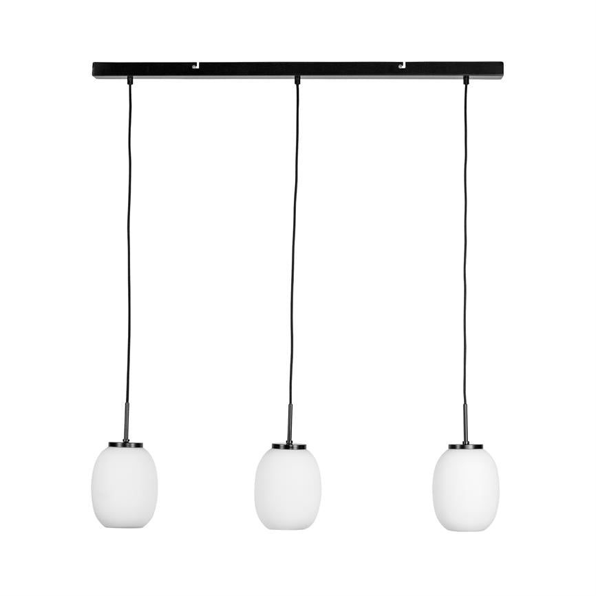 Loftlampe med tre hvide, ægformede glasskærme, hængende i sorte ledninger fra en lang, sort monteringsliste over en ensartet hvid baggrund.