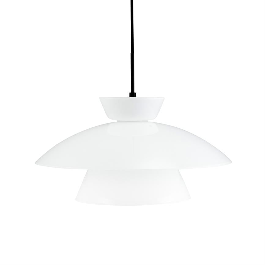 En hvid pendellampe hænger i en sort ledning, med tre skålformede, lagdelte skærme, der spreder blødt, diffust lys; baggrunden er ren hvid, og lampen ses isoleret.